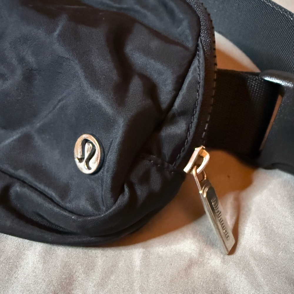 Lululemon Everywhere Belt Bag 🖤 🍋‎ - Picture 6 of 10